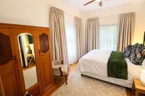 2 bedrooms, iron/ironing board, WiFi, bed sheets - Delightful 2-bedroom cottage in quaint Dullstroom getaway (Dullstroom)
