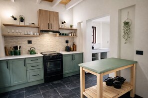 Private kitchen - Delightful 2-bedroom cottage in quaint Dullstroom getaway (Dullstroom)