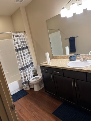 Hair dryer, towels, soap, toilet paper - Charming 2-bedroom apartment with AC in superb Kennesaw (Kennesaw)