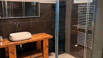 Douche, sèche-cheveux, serviettes fournies, savon