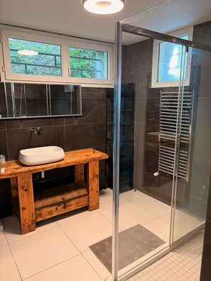 Bathroom - Vrbo Property (Lyon)