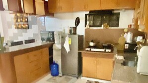 Una cocina moderna con armarios de madera, una isla central y piso de baldosas.