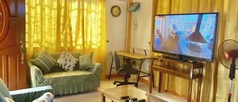 House, 3 Bedrooms, Smoking | Living room