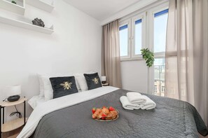 2 bedrooms, iron/ironing board, WiFi, bed sheets - Lumina apart with balcony in heart Warsaw (Warszawa BIG)