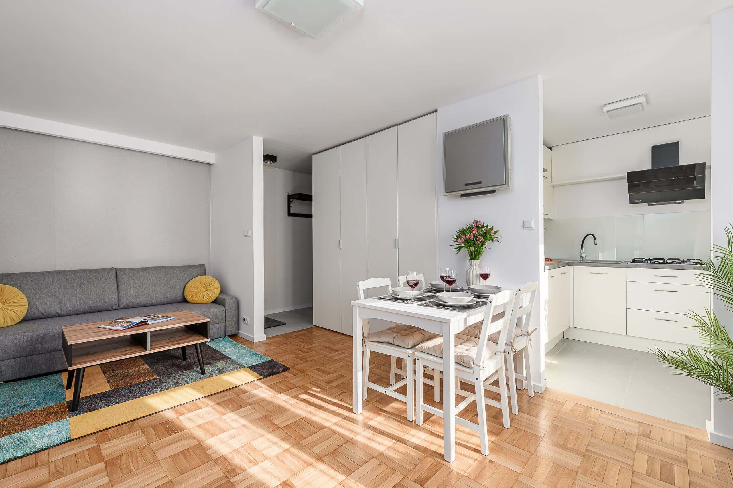 Eine moderne Wohnung mit Essbereich, Küche und Wohnzimmer.