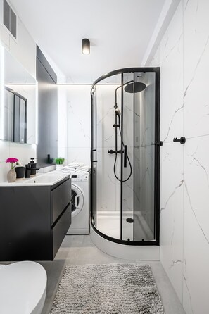 Een douche, een haardroger, handdoeken