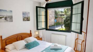 1 chambre, lit parapluie, draps fournis