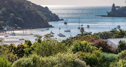Mangonui Character Cottage - harbour views - walk to village