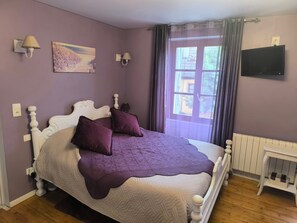 Room - Bed and Breakfast 'Demeure D'antan - Chambre Cassandre' with Shared Terrace, Shared Garden and Wi-Fi (Beblenheim)