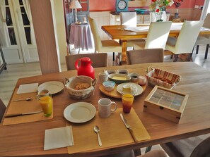 Dining - Bed and Breakfast 'Demeure D'antan - Chambre Cassandre' with Shared Terrace, Shared Garden and Wi-Fi (Beblenheim)