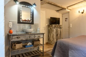1 bedroom, WiFi, bed sheets - Bed and Breakfast 'Demeure D'antan - Chambre Esmeralda' with Shared Terrace, Shared Garden and Wi-Fi (Beblenheim)