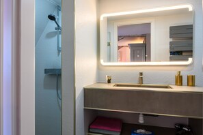 Shower, hair dryer, towels