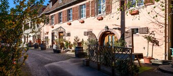 Chambre d’hôtes « Demeure D’antan – Chambre Rose » avec terrasse et jardin partagés, Wi-Fi