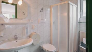 Ducha, secador de pelo y toallas