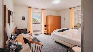 A hotel room with a bed, a desk, a wardrobe, and a view of the outdoors. - Apartment 'Jack Daniels' with Mountain View, Shared Pool and Wi-Fi (Naturno)