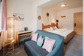 1 bedroom, WiFi, bed sheets - Room “Garni Unterweggütl Karibik” with Mountain View, Shared Pool, and Wi-Fi (Naturno)