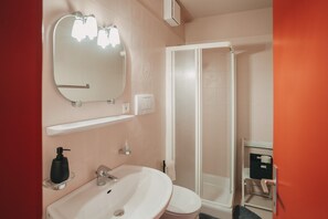 Shower, hair dryer, towels - Room 'Garni Unterweggütl Love' with Mountain View, Shared Pool and Wi-Fi (Naturno)
