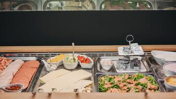 Ein reichhaltiges Buffet mit verschiedenen Speisen und Beilagen.