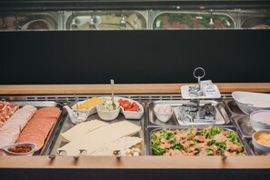 Un buffet proposant une variété de plats et d’accompagnements.