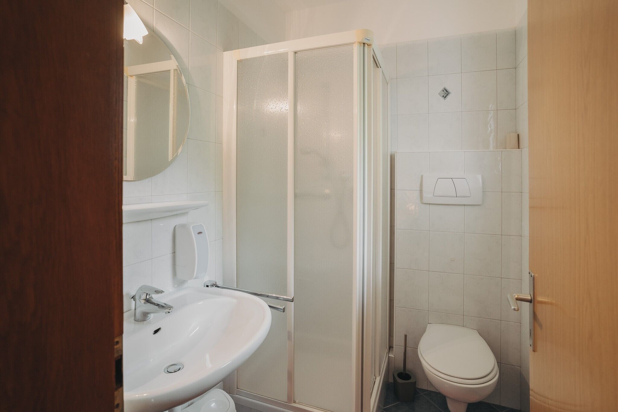 Douche, sèche-cheveux, serviettes fournies