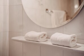 Shower, hair dryer, towels - Room 'Tiroler' with Mountain View, Shared Pool and Wi-Fi (Naturno)