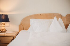 1 bedroom, WiFi, bed sheets - Room 'Tiroler' with Mountain View, Shared Pool and Wi-Fi (Naturno)