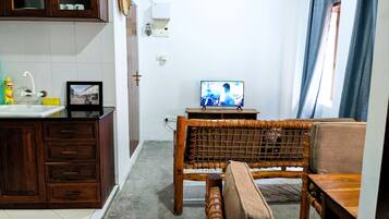 Apartment, 1 Bedroom, Accessible, City View | Living room