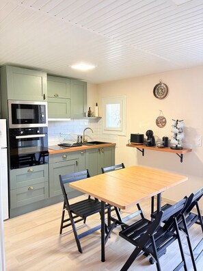 Dining - Air-conditioned and renovated house with terrace, just steps from the beach (Saint-Cyprien)