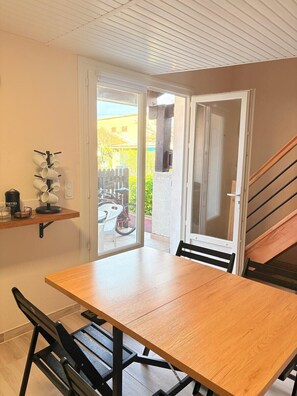 Dining - Air-conditioned and renovated house with terrace, just steps from the beach (Saint-Cyprien)