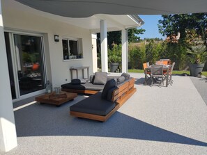 Outdoor dining - Villa Oihan in Lege-Cap Ferret. Ideal for families, baby-friendly (LÈGE-CAP-FERRET)