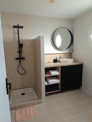 Shower, hair dryer, towels, soap - Villa Oihan in Lege-Cap Ferret. Ideal for families, baby-friendly (LÈGE-CAP-FERRET)