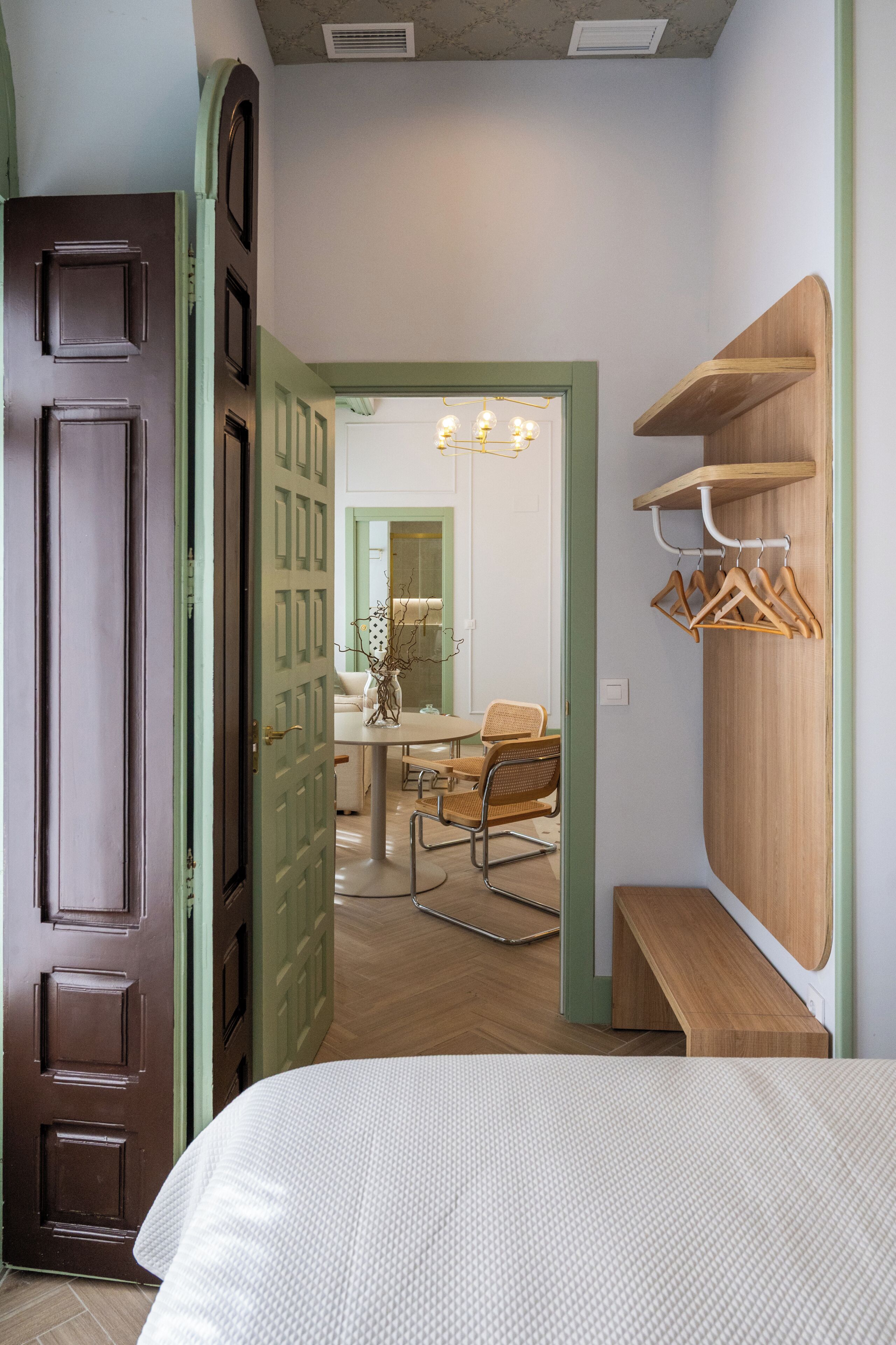 Deluxe Apartment | Laptop workspace, soundproofing, iron/ironing board, free WiFi