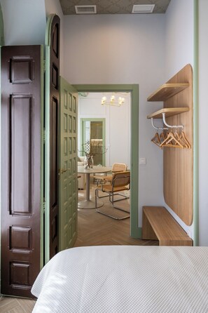 Classic Apartment | Laptop workspace, soundproofing, iron/ironing board, free WiFi