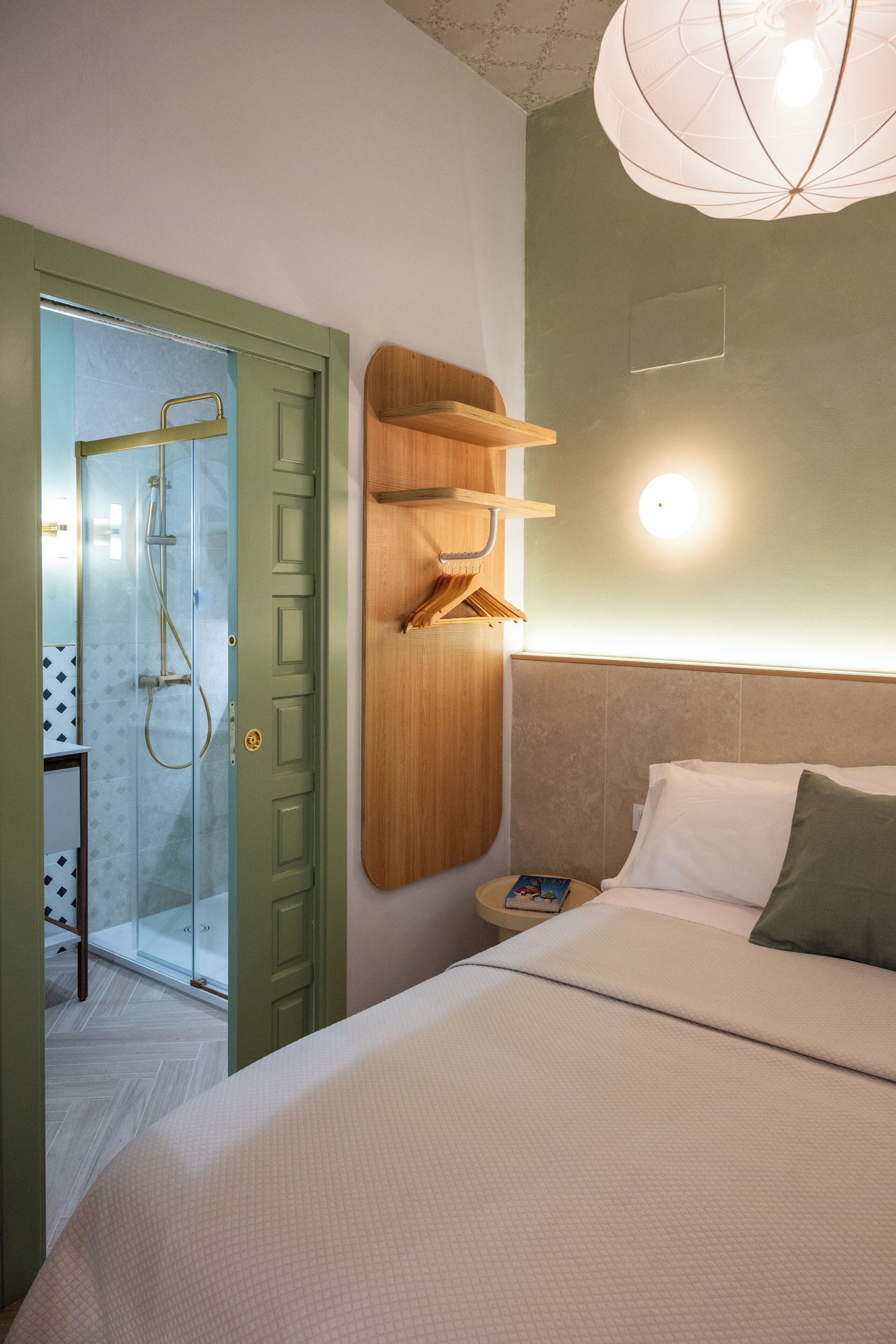 Laptop workspace, soundproofing, iron/ironing board, free WiFi