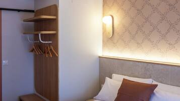 Apartamento, vistas a la ciudad | Espacio para trabajar con un portátil y sistema de insonorización