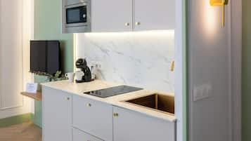 Deluxe Apartment | Private kitchen | Fridge, microwave, stovetop, cookware/dishes/utensils