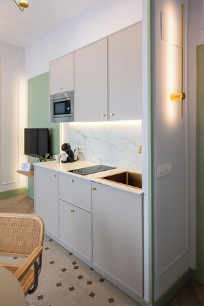 Deluxe Apartment | Private kitchen | Fridge, microwave, stovetop, cookware/dishes/utensils - Apartamentos 4Duques (Cáceres)