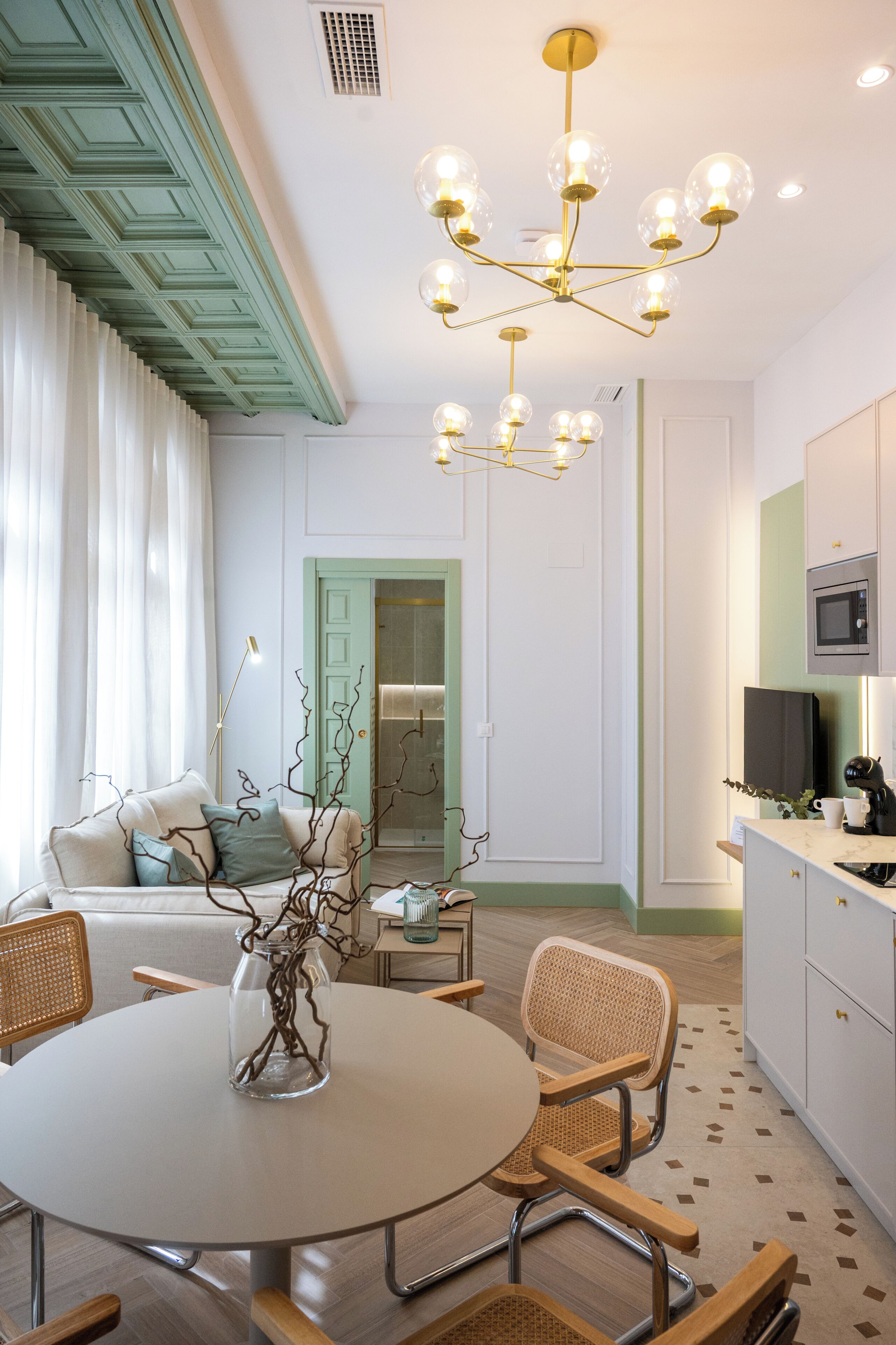 Un interior moderno con comedor, cocina y sala de estar.