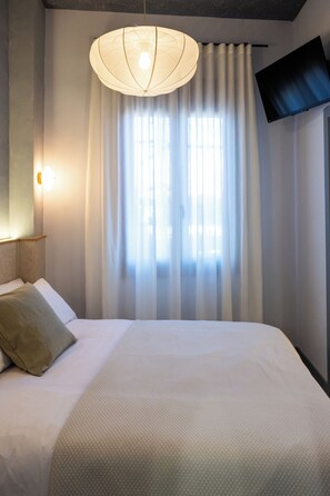Apartment | Laptop workspace, soundproofing, iron/ironing board, free WiFi - Apartamentos 4Duques (Cáceres)