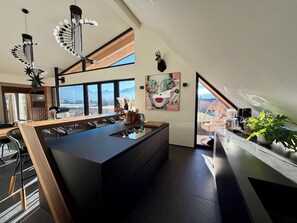 Kühlschrank, Mikrowelle, Herdplatte, Geschirrspüler