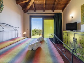 3 bedrooms, Internet - Villa with a private pool and sea view (Punta de Su Turrione)
