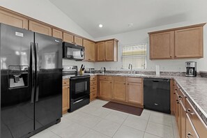 Private kitchen - Golf Cart, Bikes & BBQ included.  Opposite pool.  Walking distance to Brownwood. (the villages)