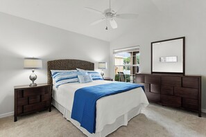 3 bedrooms, iron/ironing board, free WiFi, bed sheets - Golf Cart, Bikes & BBQ included.  Opposite pool.  Walking distance to Brownwood. (the villages)