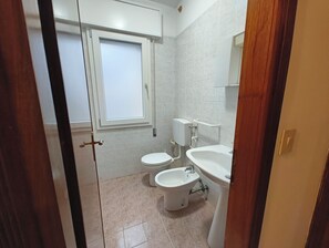 A bathroom with a toilet, bidet, and sink. - Welcoming apartment for five guests in Rosolina (Rosolina Mare)