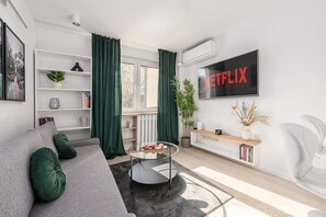 Comfort appartement, uitzicht op stad | Woonruimte | Een 40-inch flatscreentelevisie met digitale zenders
