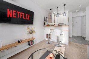 Comfort appartement, uitzicht op stad | Woonruimte | Een 40-inch flatscreentelevisie met digitale zenders
