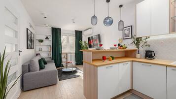 Apartemen Comfort, pemandangan kota | Dapur pribadi | Meja makan