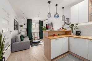 A modern apartment with a kitchen, dining area, and living room. - Lumina apart near Museum of F. Chopin (Warsaw)