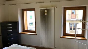 2 habitaciones, tabla de planchar con plancha, wifi y ropa de cama