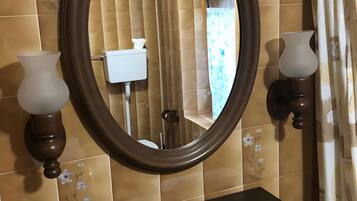 Douche, séchoir à cheveux, serviettes fournies